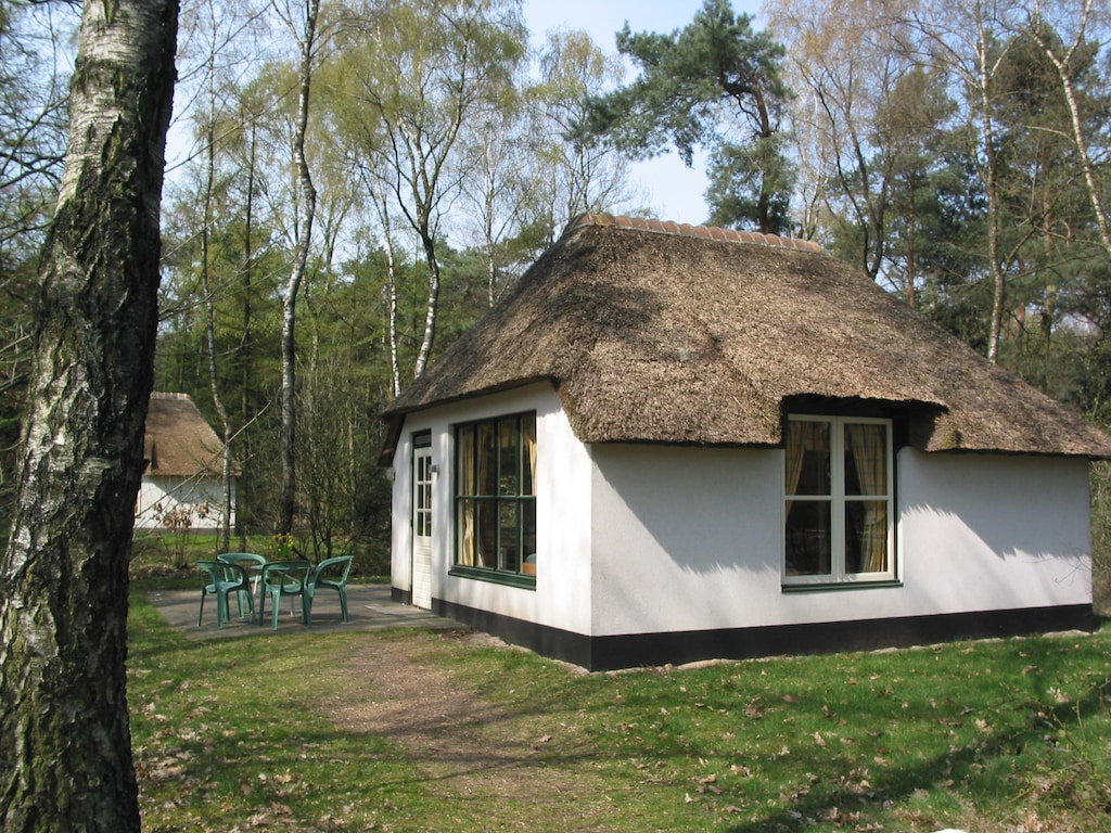 Verzorgd ingerichte bungalow, gelegen midden in de natuur