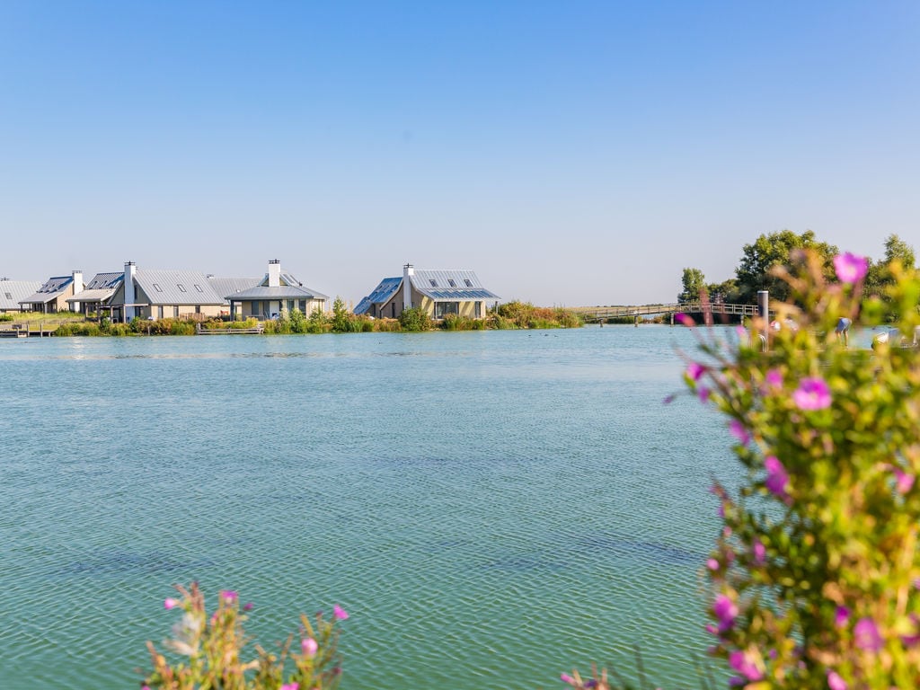 Waterrijk Oesterdam ist ein ruhiger und wasserreicher Ferienpark im Bau. Die luxuriösen, freistehenden Villen wurden von Piet Boon entworfen. Es gibt mehrere Möglichkeiten, mit dem eigenen Boot anzu..