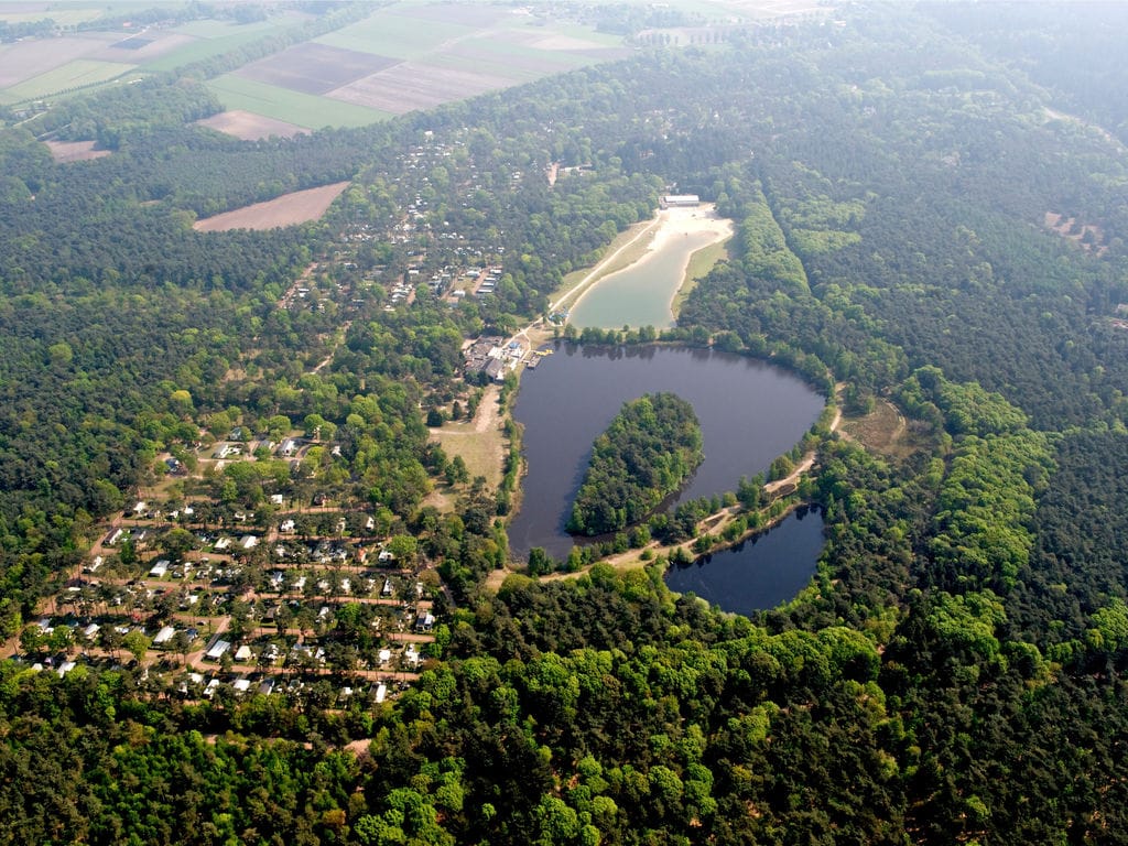 Park mit vielen Einrichtungen, umgeben von einem der größten Naturgebiete der Niederlande

