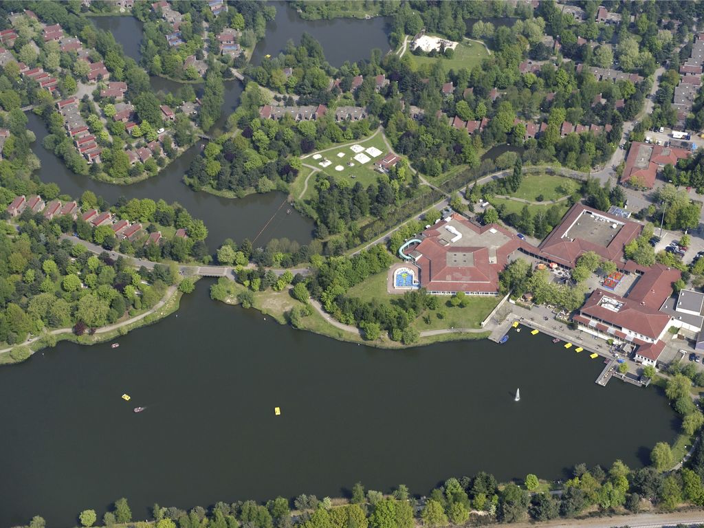 Van vele faciliteiten voorzien vijf-sterren-park, gelegen in een bosrijk gebied en nabij gezellige steden