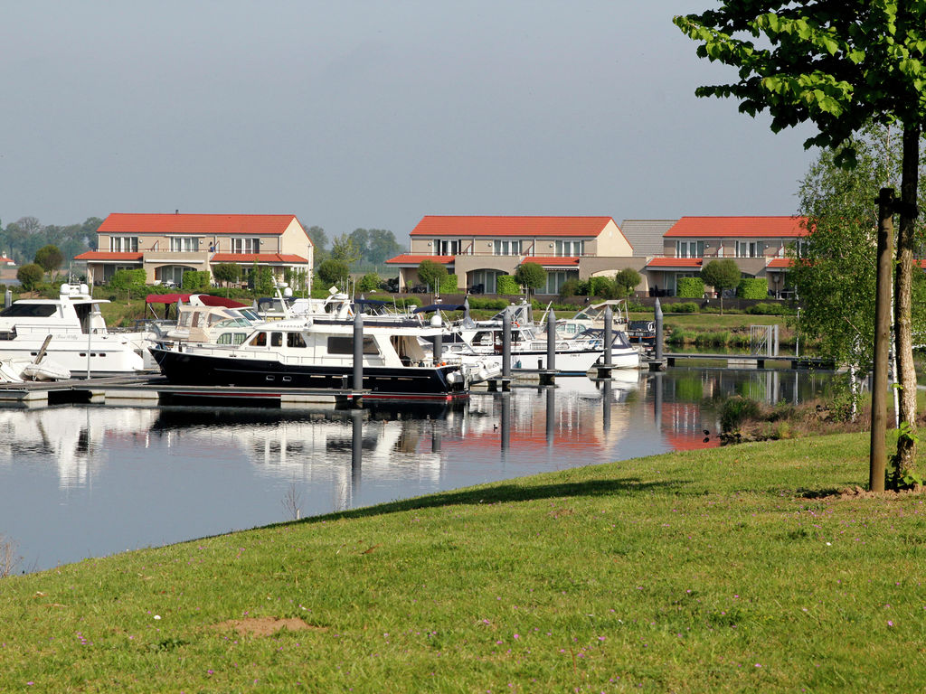 Der sehr wasserreiche Ferienpark Maaspark Boschmolenplas besitzt einen eigenen Hafen und bietet zahlreiche Möglichkeiten für Ausflüge in die Umgebung.