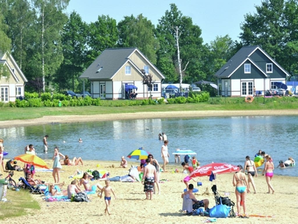 Resort Limburg is een ideale bestemming voor liefhebbers van natuur en vertier. Het heeft vele faciliteiten zoals een overdekt zwembad en zwemvijver met glijbanen en ligt centraal ten opzicht van Belg..