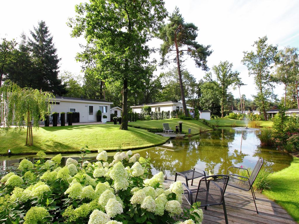 Der Ferienpark Landgoed De Scheleberg in der Nähe von Lunteren ist ein großzügig gestalteter Park mit verschiedenen Einrichtungen für Jung und Alt, u.a. Schwimmbad und Tennisplatz.