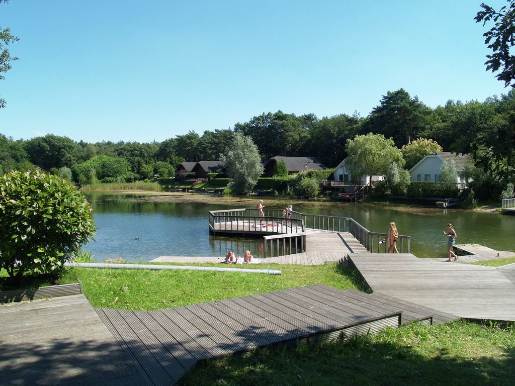 In de Achterhoek, middenin het bos gelegen groot vakantiepark met vele faciliteiten, waaronder een recreatievijver en overdekt zwembad