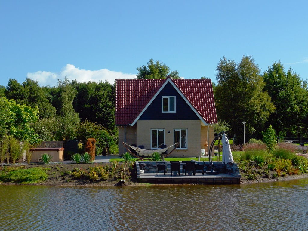 Haus mit einem Whirlpool, 20 km. Van Assen