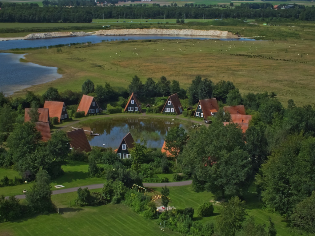 Rond een vijver gesitueerd, in de Noordoostpolder, vindt u deze Zuiderzeehuisjes in karakteristieke stijl op een parkje dat midden in een aantrekkelijk wandel- en fietsgebied ligt. Ook leuk voor kinde..