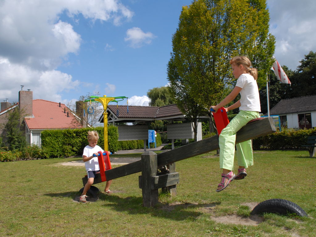 Bungalowpark Het Hart van Drenthe ist ein gemütlicher Ferienpark in einer waldreichen Umgebung. Es sind diverse Freizeiteinrichtungen für Jung und Alt vorhanden. Der Park liegt in der Nähe der Stä..