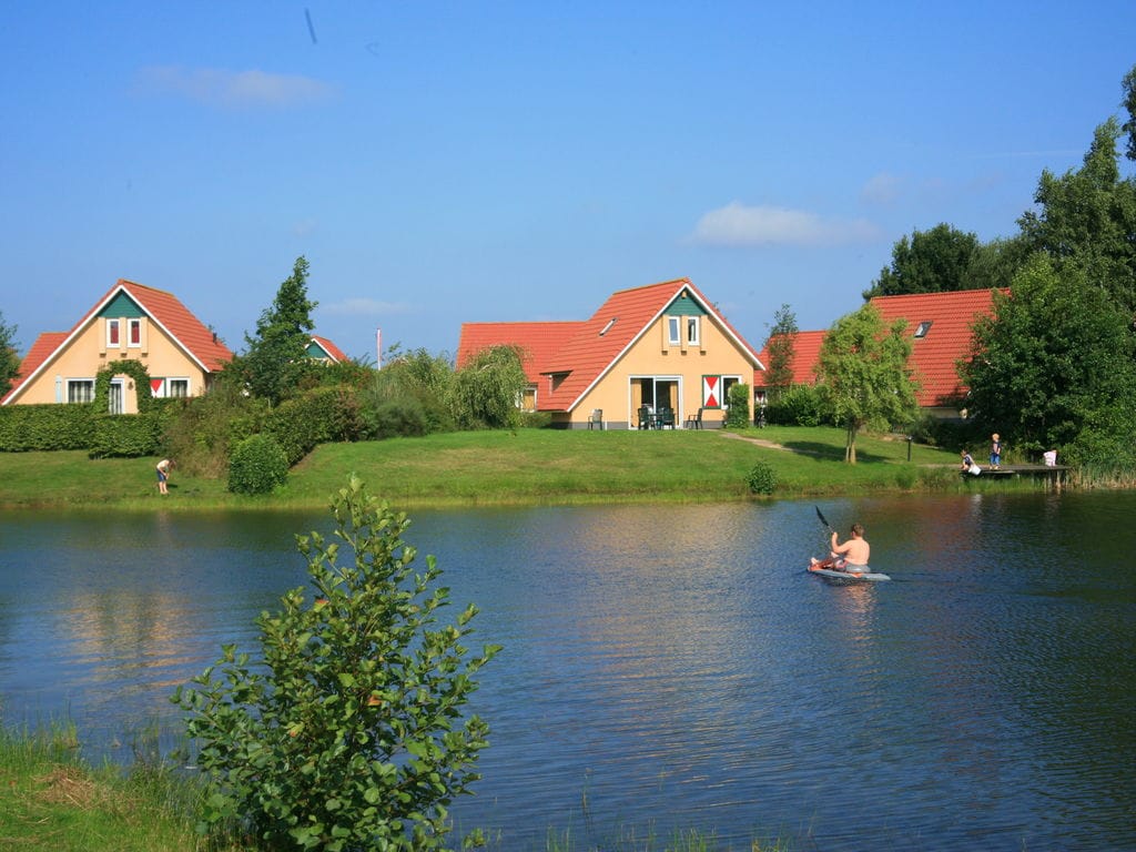Villapark Akenveen hat ein breites Angebot an Bade-, Angel- und Tauchmöglichkeiten am glasklaren See im Park. Es gibt viele Freizeiteinrichtungen, darunter ein überdachtes Spielgelände und einen Ki..