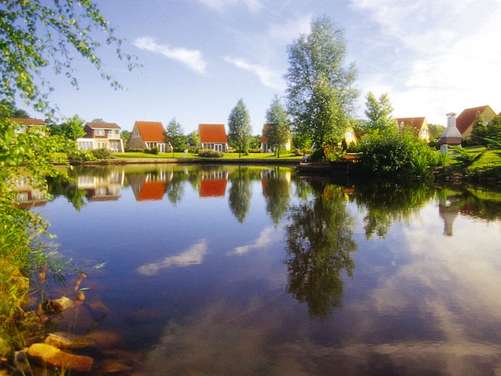 Der Ferienpark Emslandermeer ist ein großer Ferienpark im Osten der Provinz Groningen, nicht weit von der niederländisch-deutschen Grenze entfernt. Zum Dorf Vlagtwedde sind es 1,5 km.

Der Ferienpar..