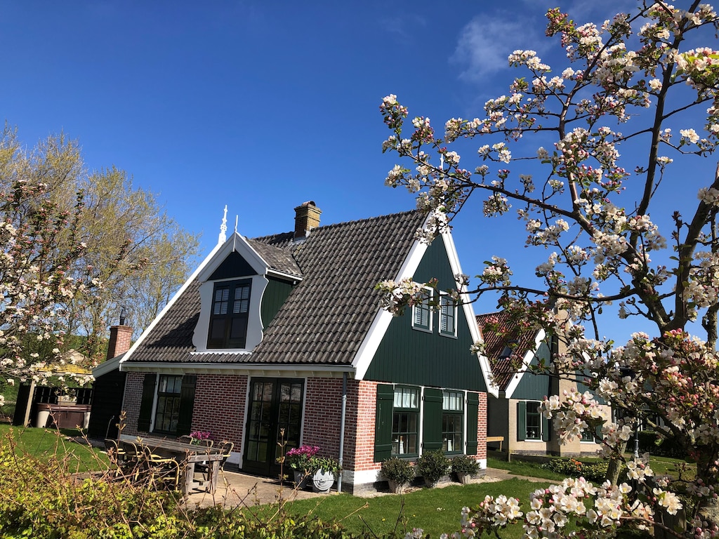 Villa in Wieringer stijl met jacuzzi