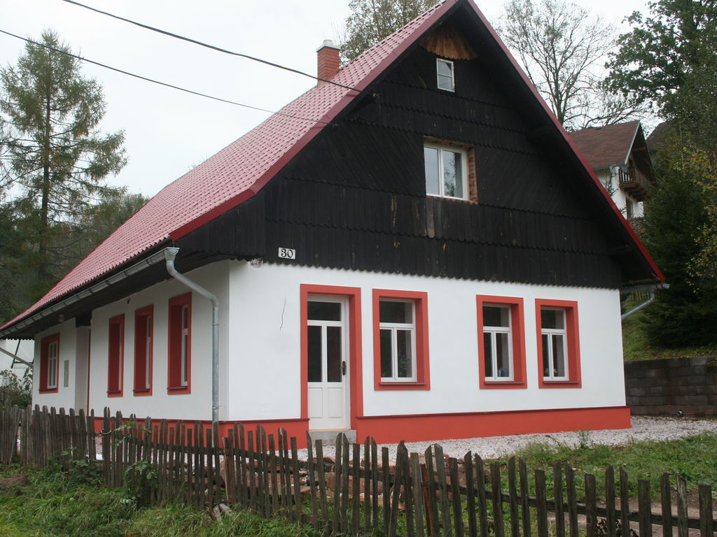 Ruim vakantiehuis in Rudník met een grote privétuin