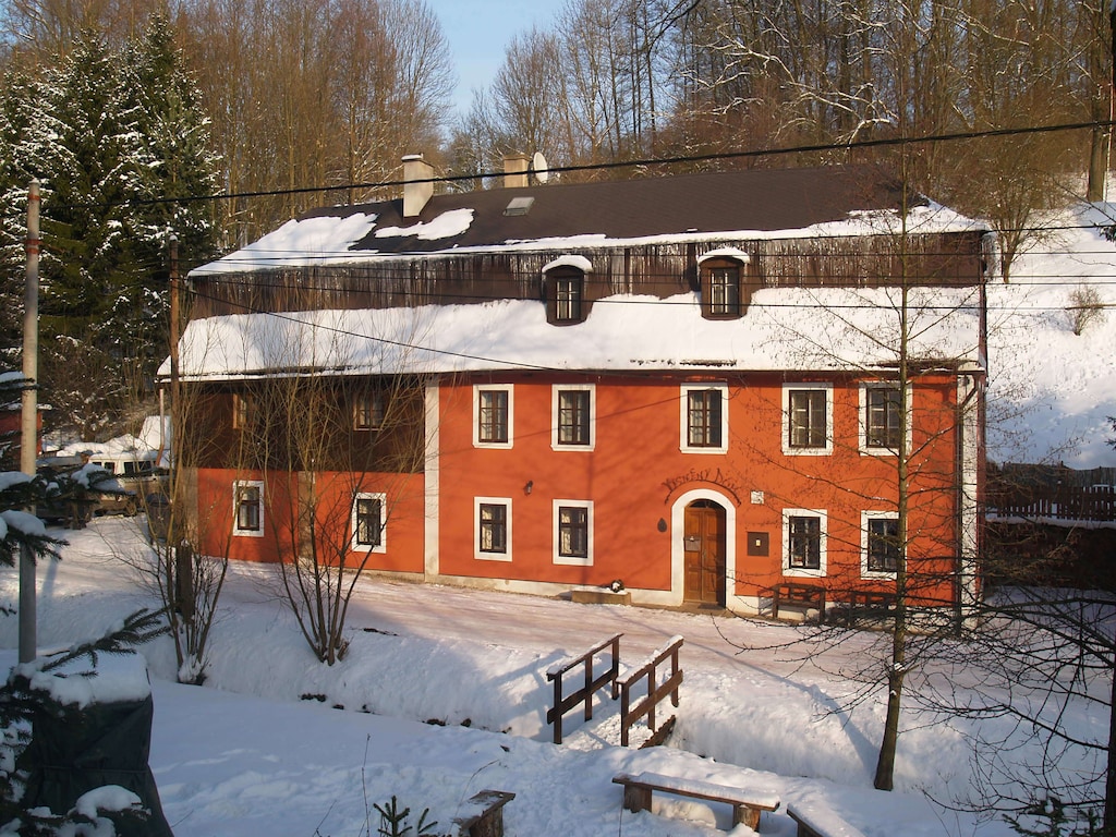 Ruim vakantiehuis in Rudnik met privézwembad