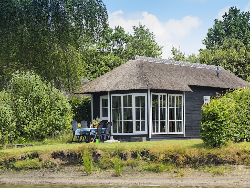 Rietgedekte lodge met airco en afwasmachine, in groen Twente