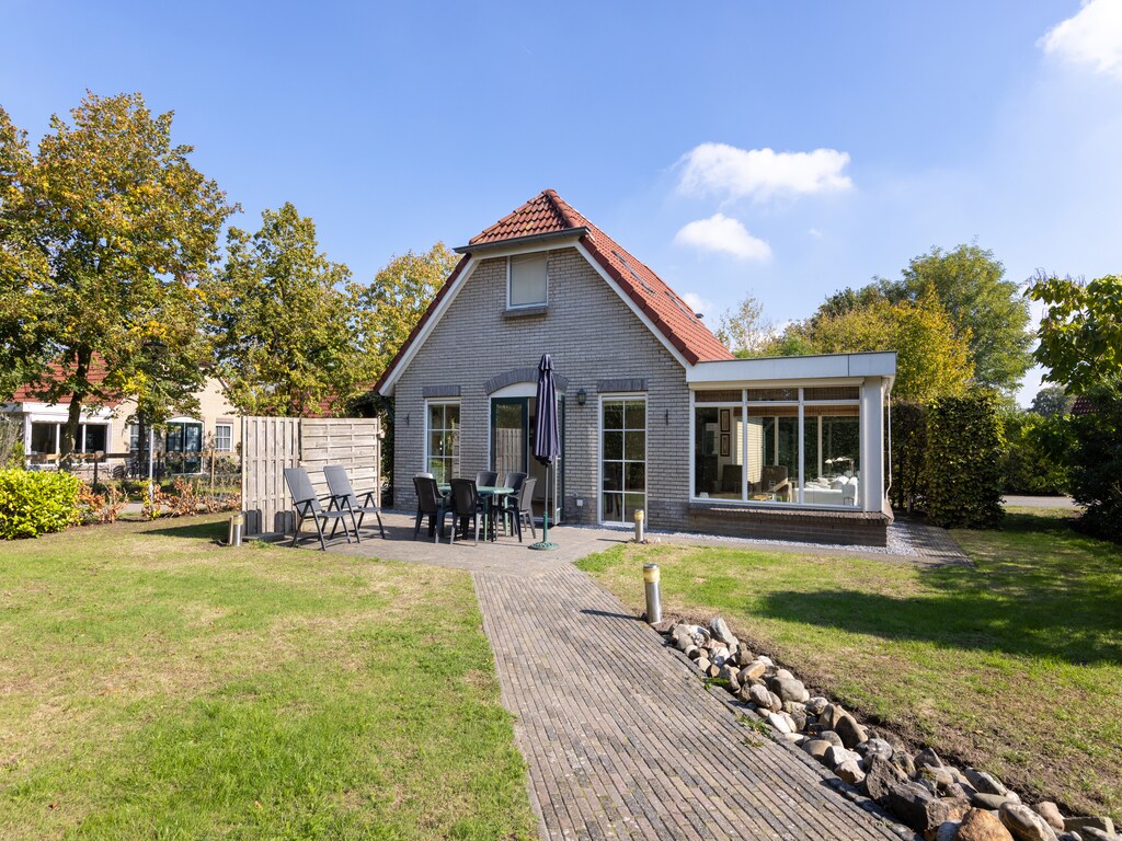 Vrijstaand vakantiehuis met combimagnetron, op vakantiepark in Twente