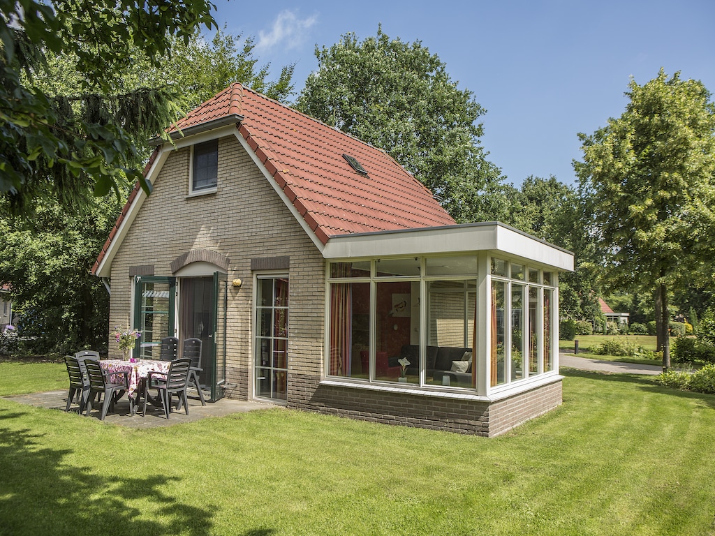 Vrijstaand vakantiehuis met combimagnetron, op vakantiepark in Twente