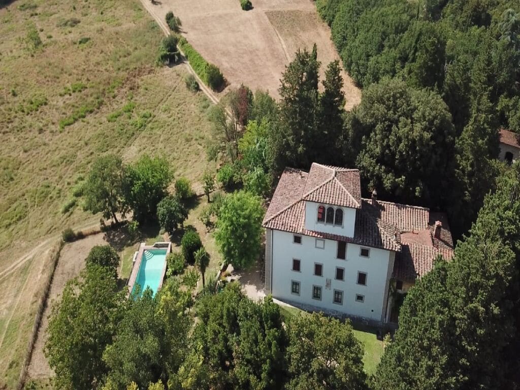 Prachtige villa op een heuvel net buiten Florence met weelderige tuin en zwembad