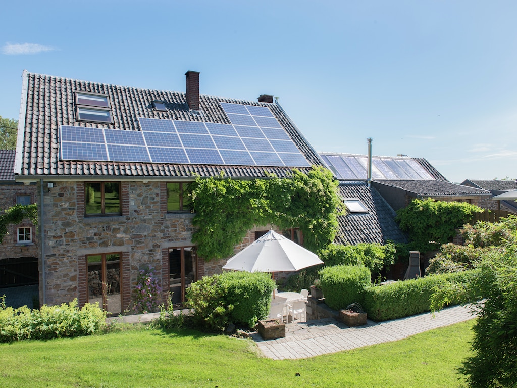 Boerderij in Desnié met Zwembad & Bos