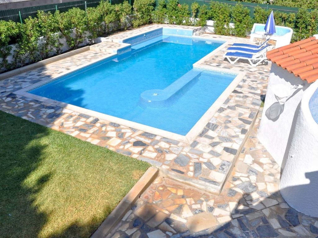 Kleine villa met privezwembad prachtige tuin met grasperkjes en fruitbomen