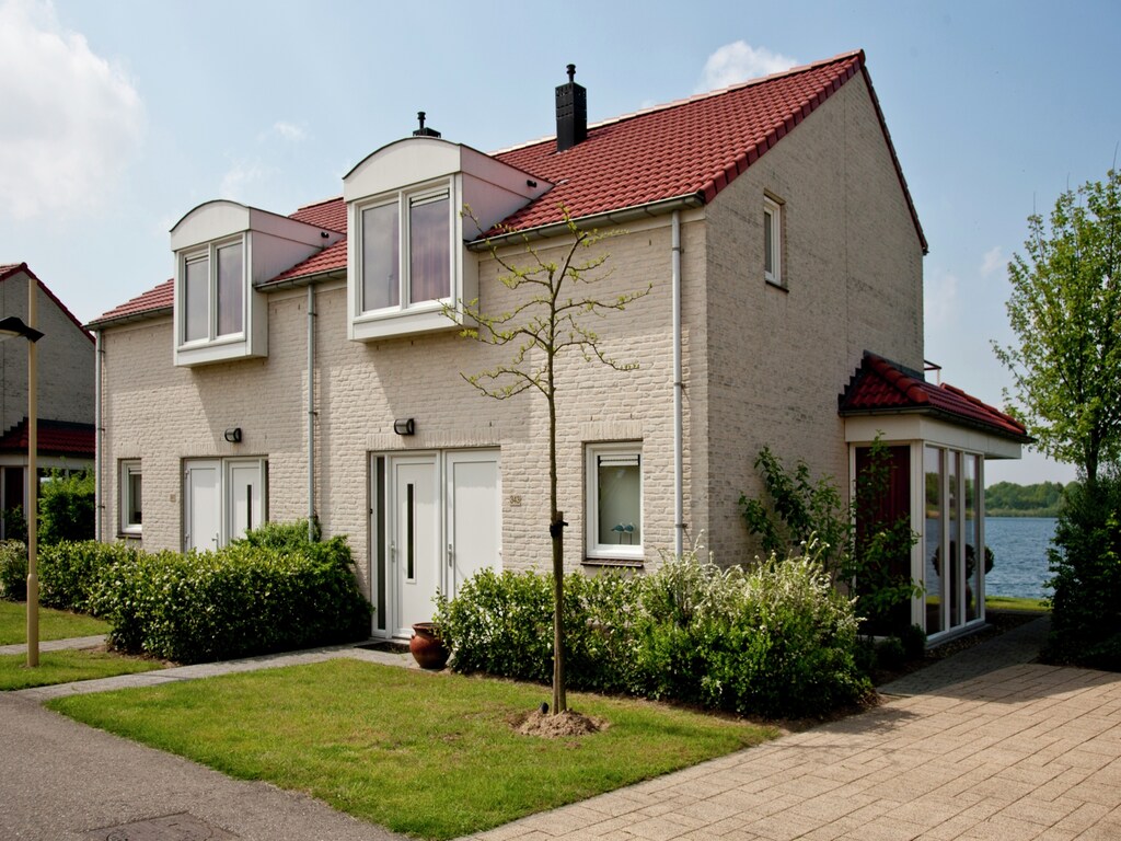 Haus mit Garten in einem Ferienpark in Limburg