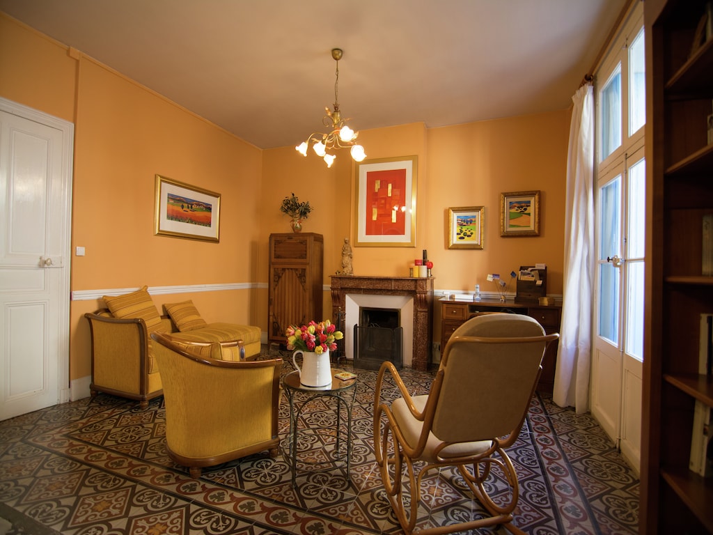 Oud wijnpakhuis met terras en tuin