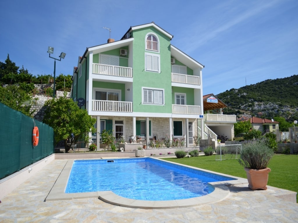 Villa in Peracko Blato met zwembad