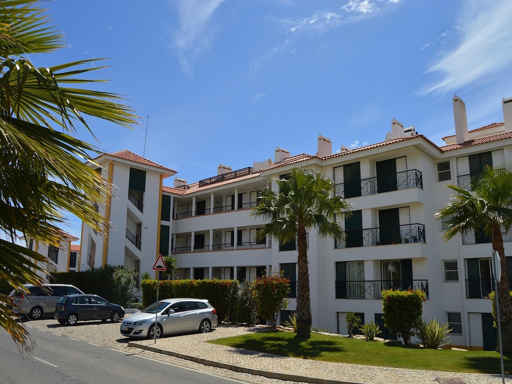 Ruim appartement in Quarteira met een barbecue