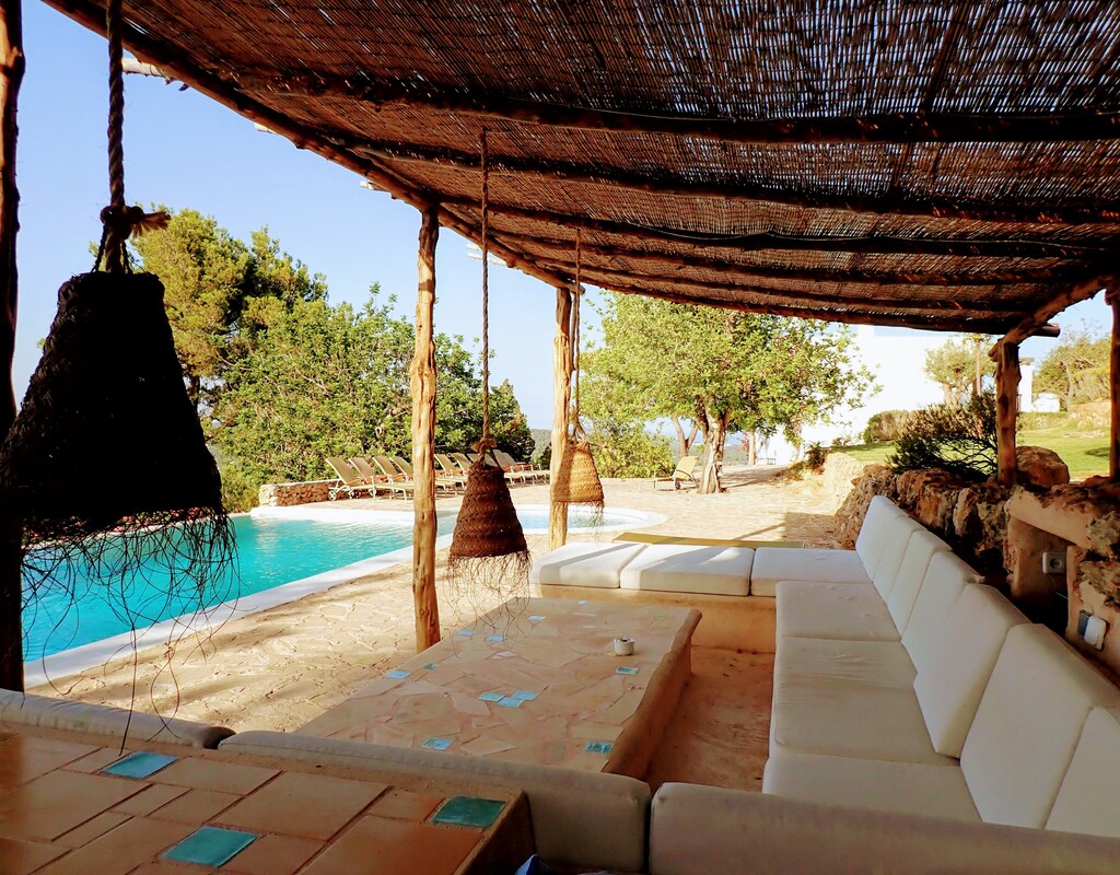 Vakantiehuis met privé zwembad in Santa Eulalia (Spanje) voor 18 personen