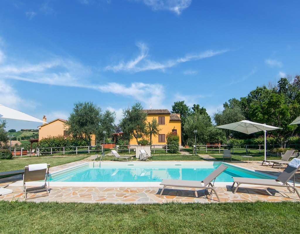 Vakantiehuis met privé zwembad in Ostra Vetere (Italië) voor 20 personen