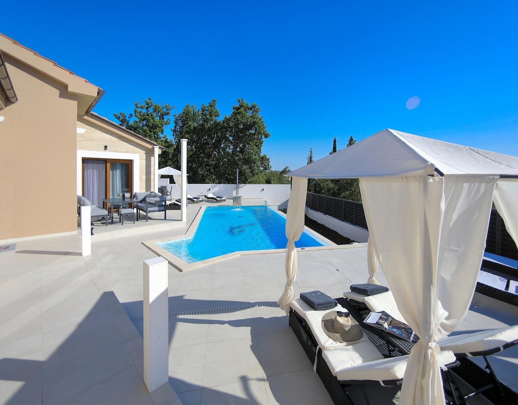 Vakantiehuis met privé zwembad in Starigrad Paklenica (Kroatië) voor 8 personen
