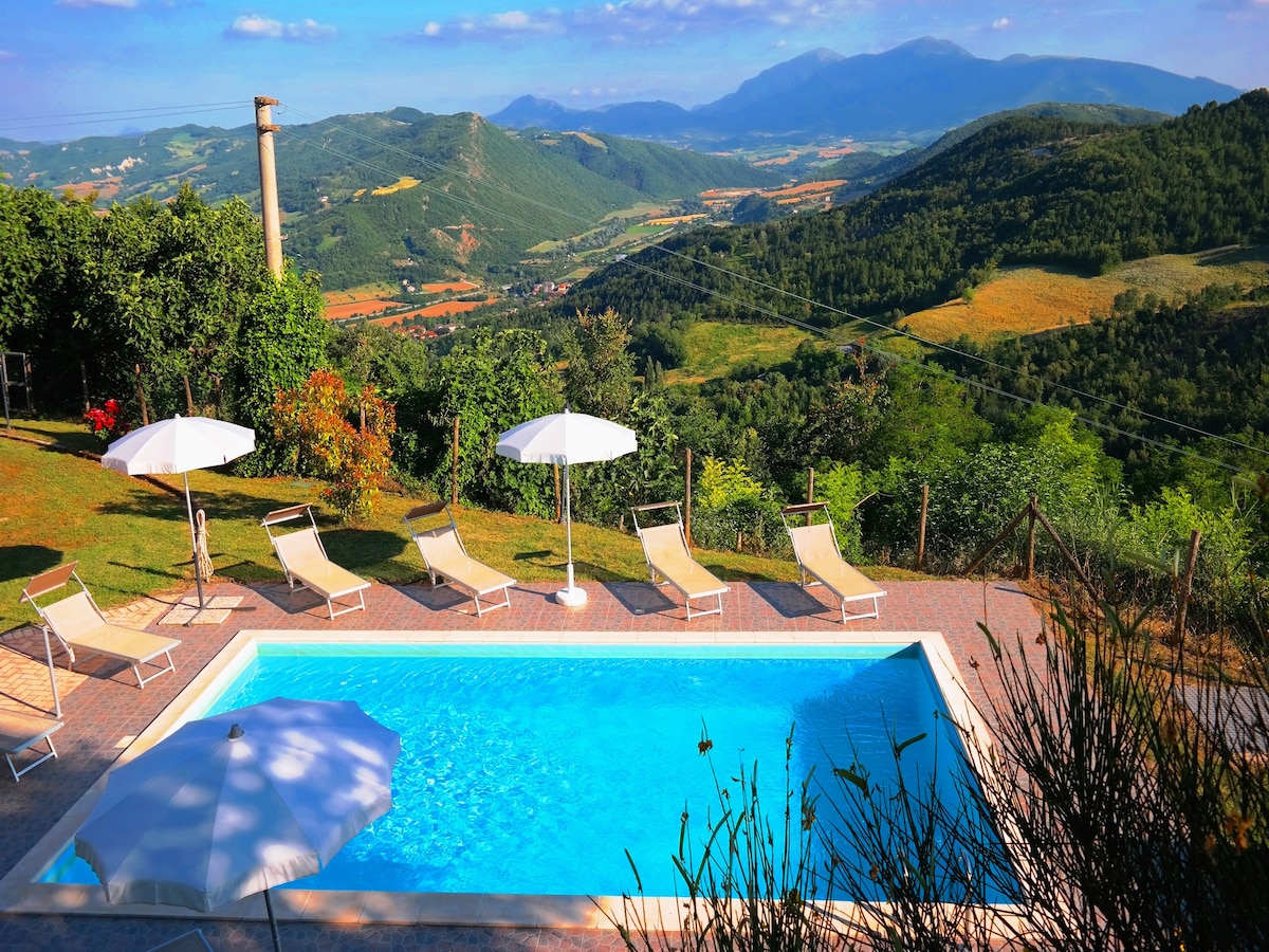 16-persoons villa met privézwembad in Acqualagna in Acqualagna