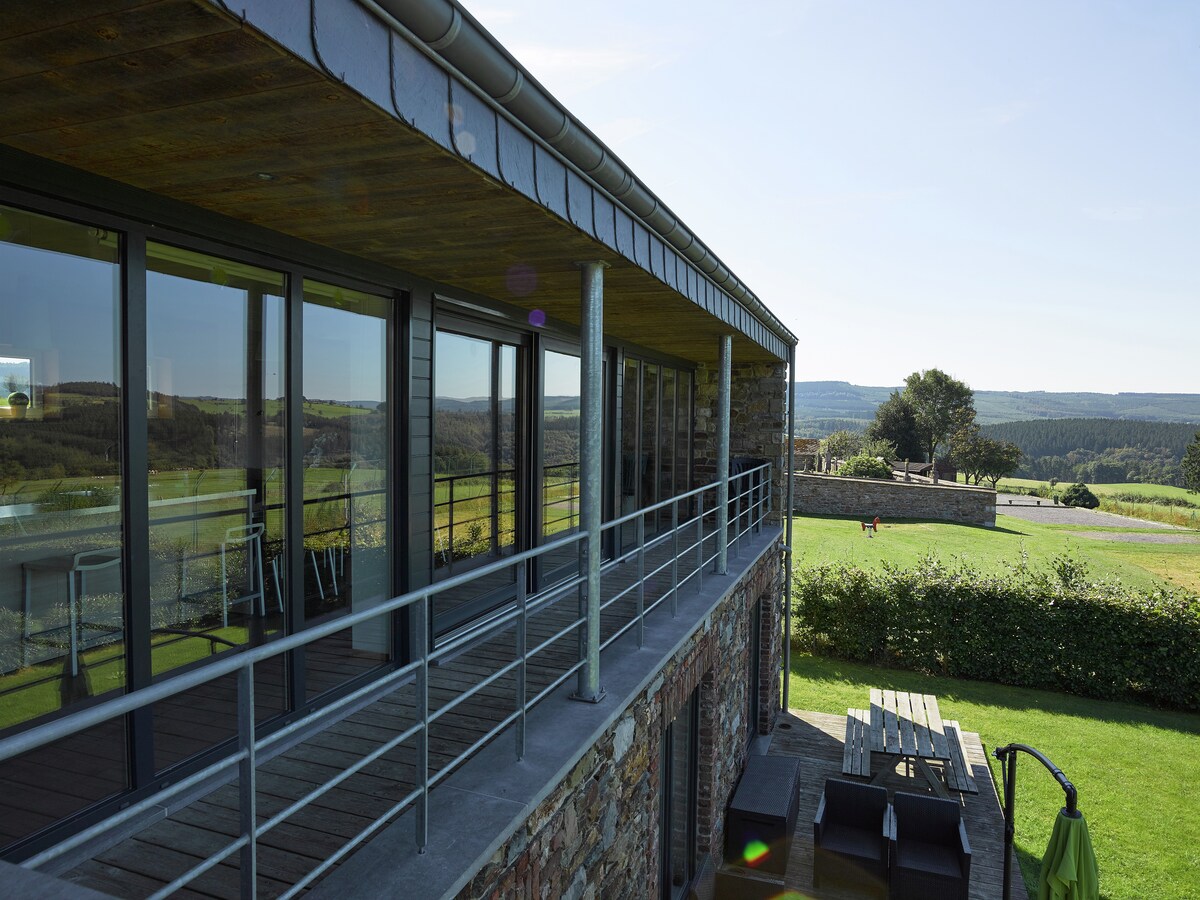 Ruim vakantiehuis Les Prairies in Stoumont met sauna en bubbelbad in Stoumont