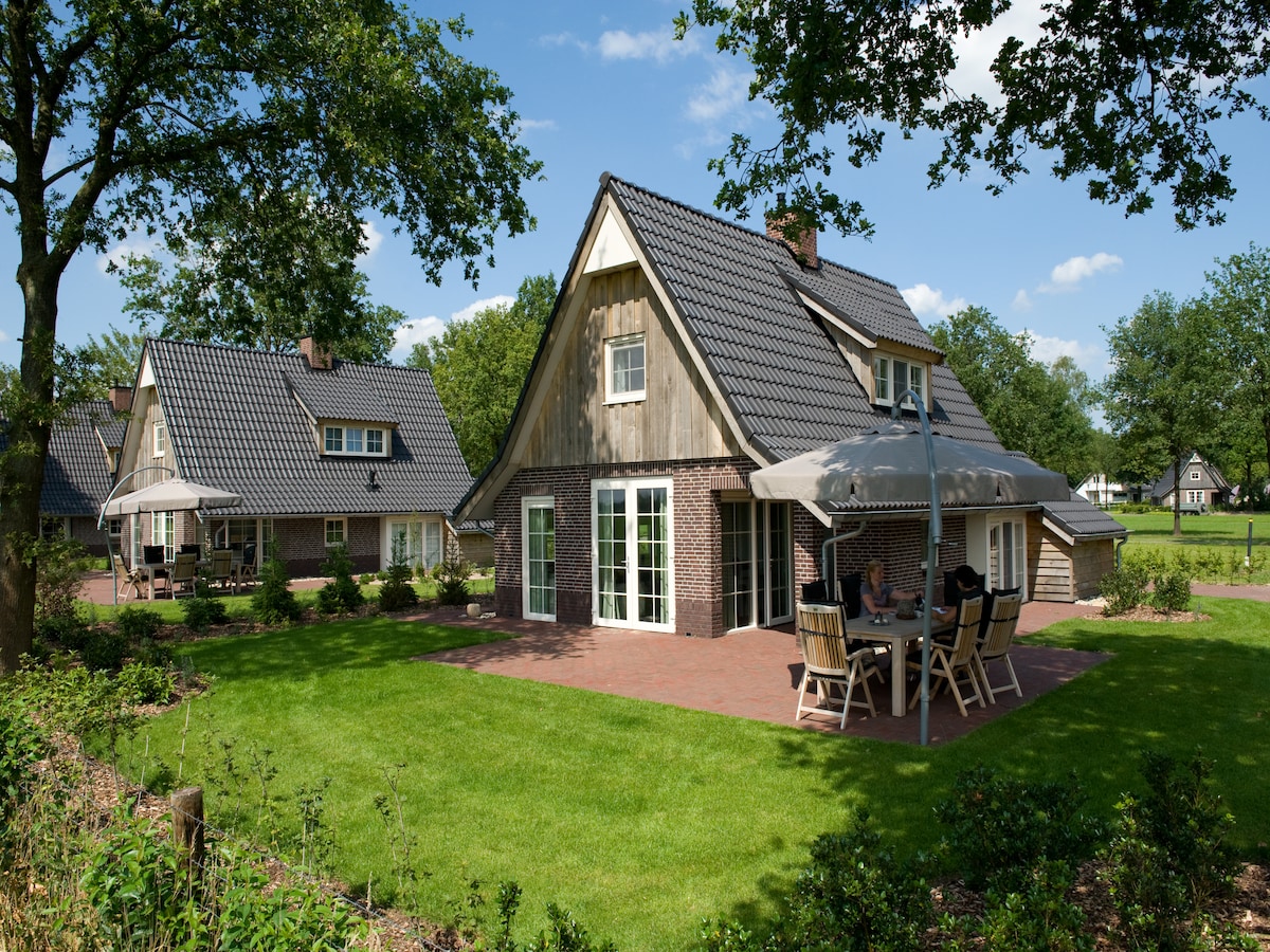 Luxe Twentse villa met sauna en sunshower op Hof van Salland
