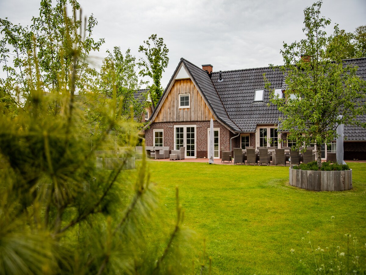 Luxe villa in Twents-Saksische stijl voor 14 personen in Hellendoorn in Hellendoorn