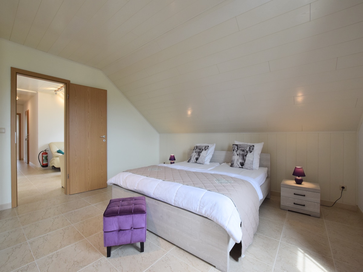 Licht appartement Les Cherbins met panoramisch uitzicht in Vielsalm in Vielsalm