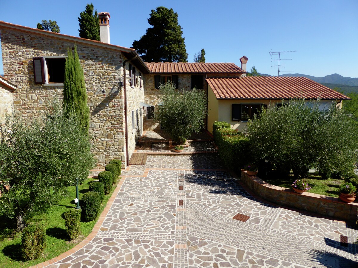 Op 600 m van het centrum: sfeervol vakantiehuis Noce Sette in Montecarelli in Montecarelli
