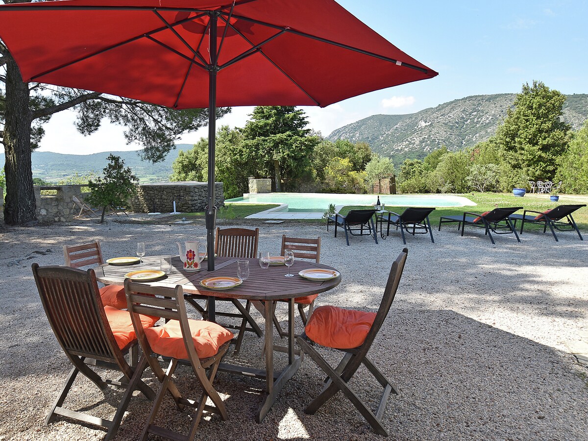 Villa met privézwembad en uitzicht op Mont Ventoux in Malaucène in Malaucène