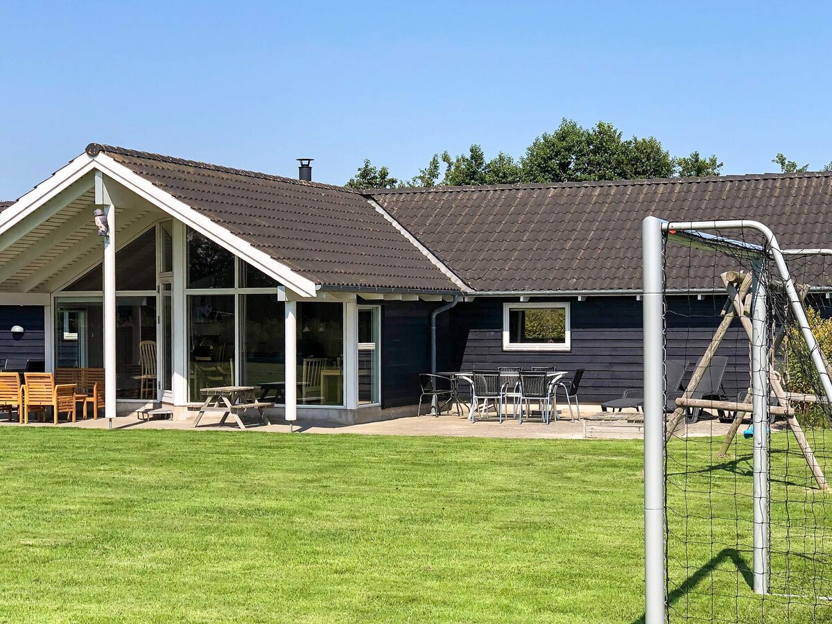 12-persoons vakantiehuis in Idestrup op 800 m van zee in Idestrup