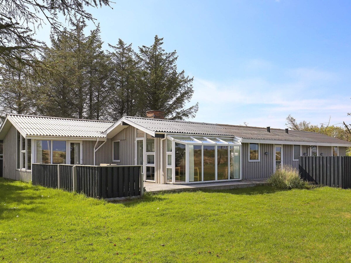 Aan zee: Ruim vakantiehuis in Jerup met zwembad en sauna in Jerup