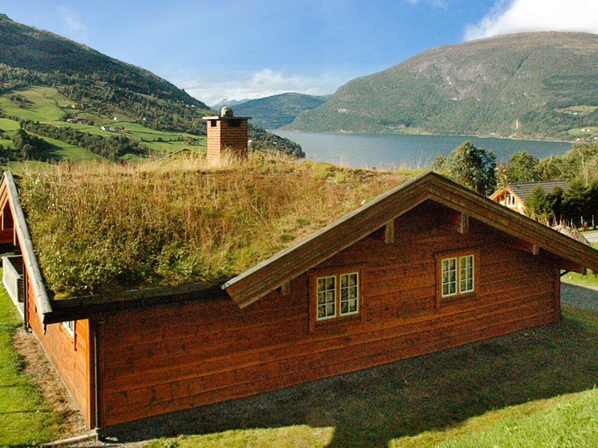 Op 1,0 km van centrum Olden: ruim vakantiehuis met fjordzicht in Olden