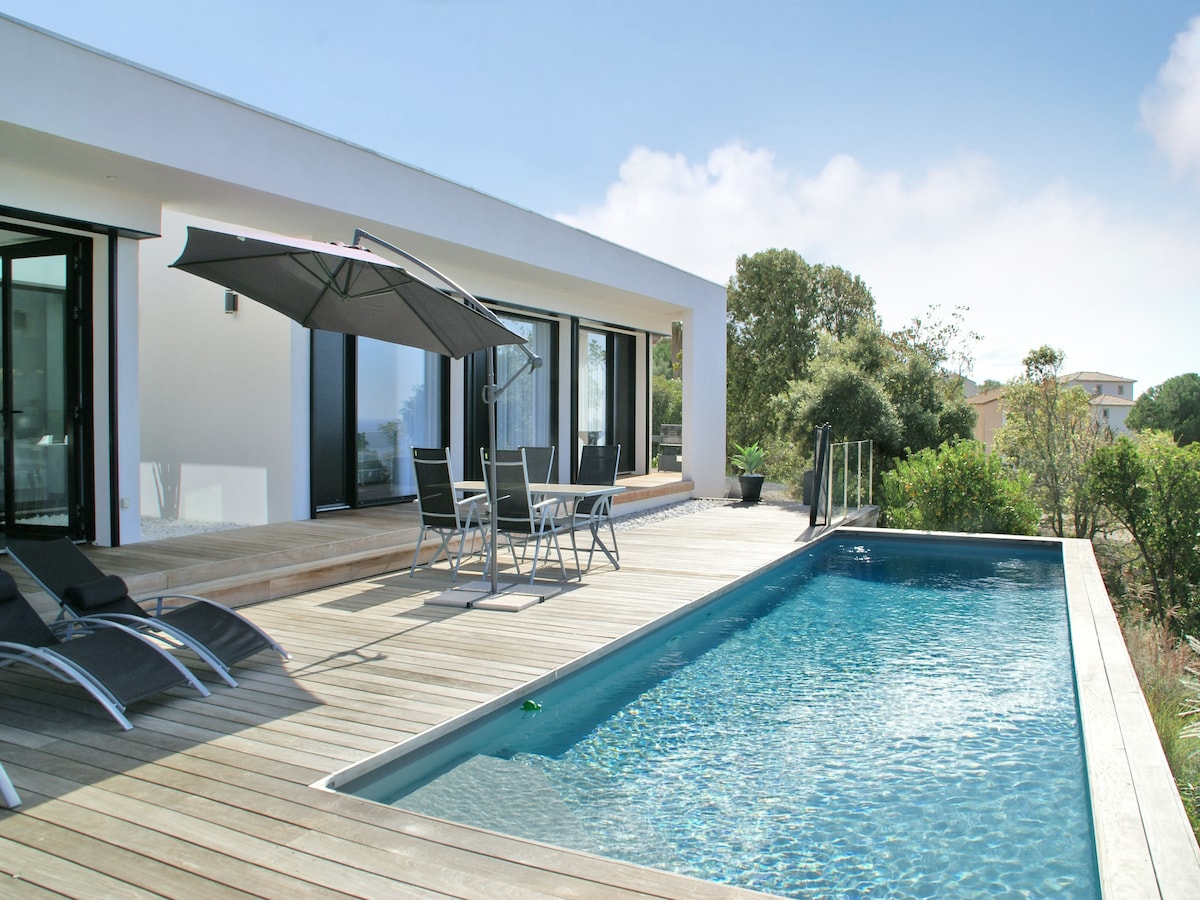 Villa met privézwembad en uitzicht op de baai in Albitreccia