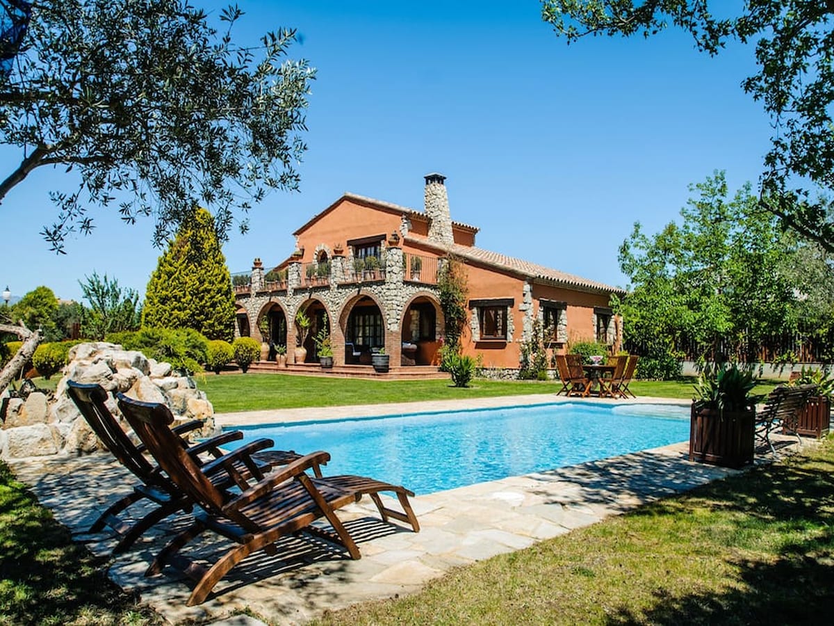 Villa met privézwembad in Peralada, vlakbij de golfbaan