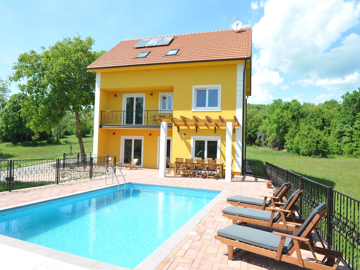 10-persoons villa met privézwembad in Tijarica