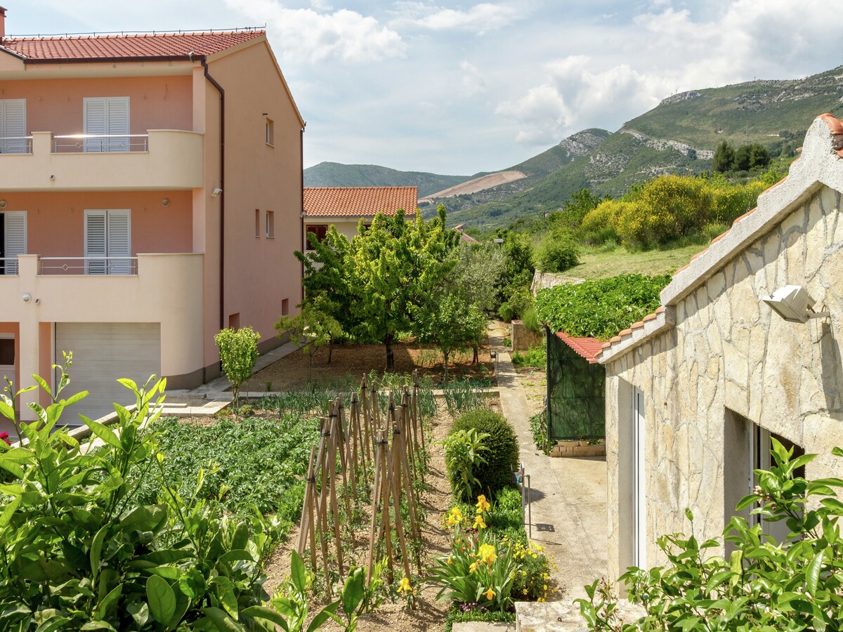 Modern Comfy lux appartement in Kaštel Stari voor 4 personen in Kastel Stari