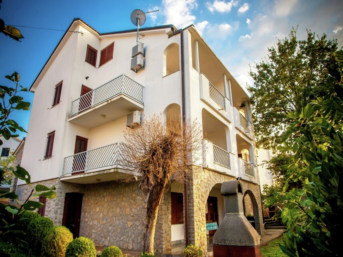 Op 400 m van zee: Rustig appartement voor 2 personen in Malinska in Krk - Malinska
