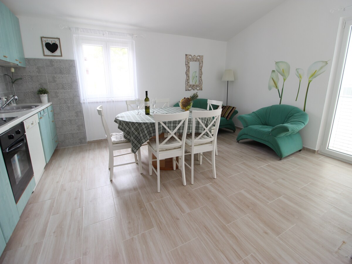 7-persoons appartement aan het strand in Seline in Seline