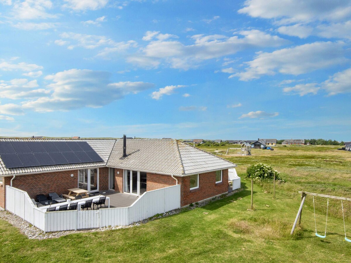 Aan zee: ruim vakantiehuis in Harboøre voor 12 personen in Harboøre
