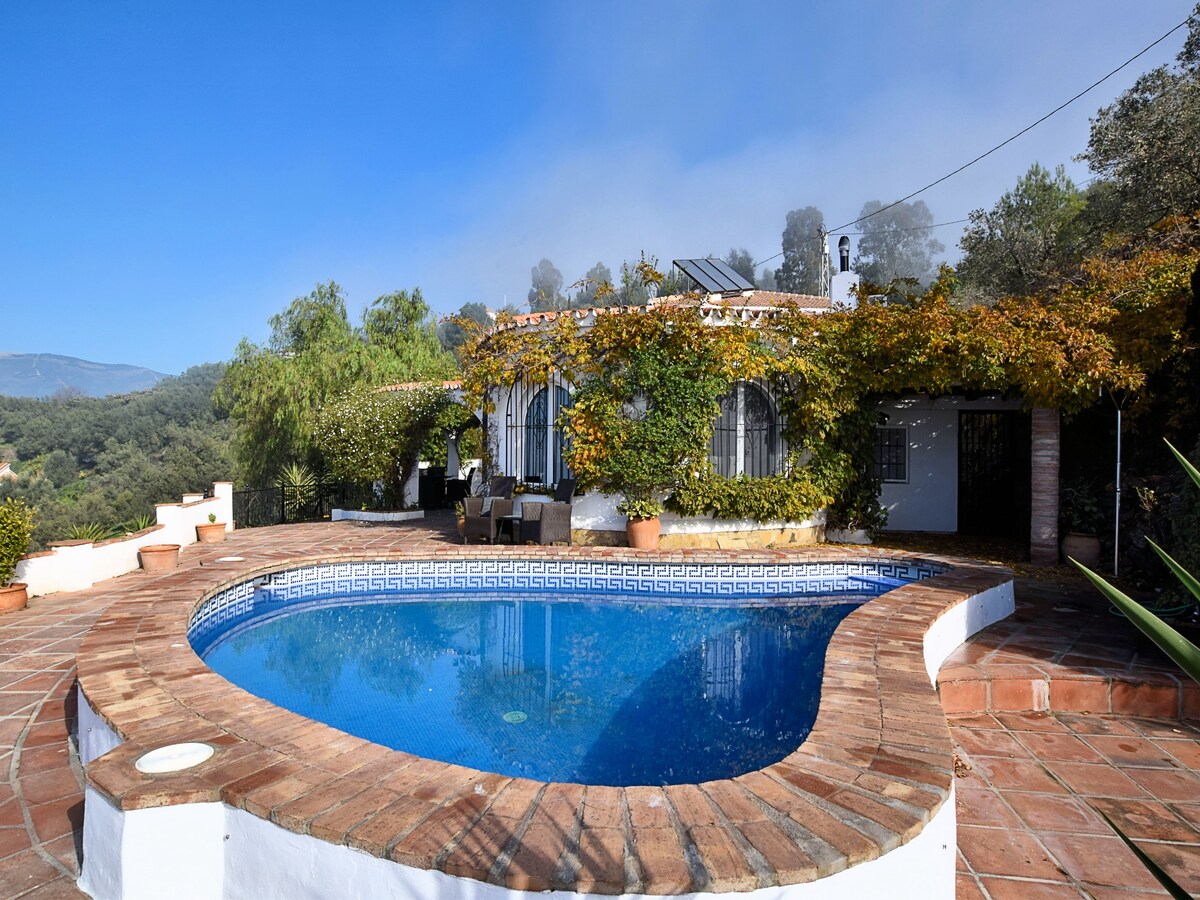 Privézwembad en rust in villa Casa El Cuadrado, Sayalonga in Sayalonga