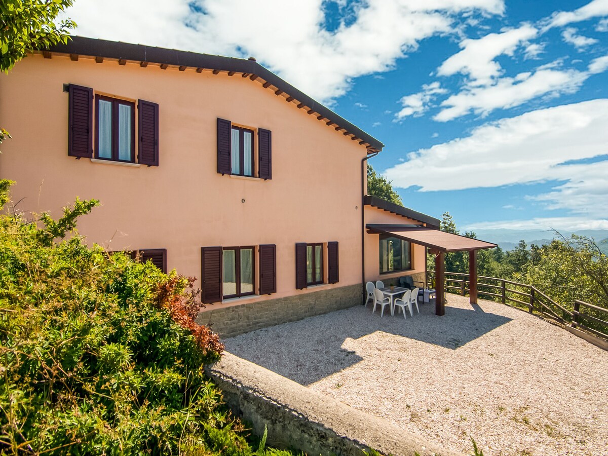 6-persoons boerderij met privézwembad in Apecchio in Apecchio