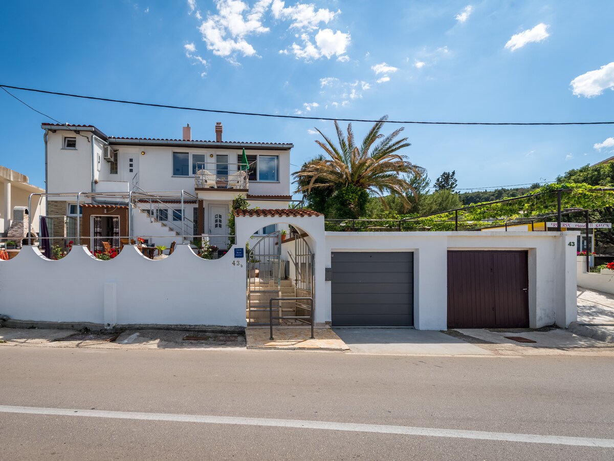 4-persoons appartement aan het strand in Trogir - Arbanija in Arbanija