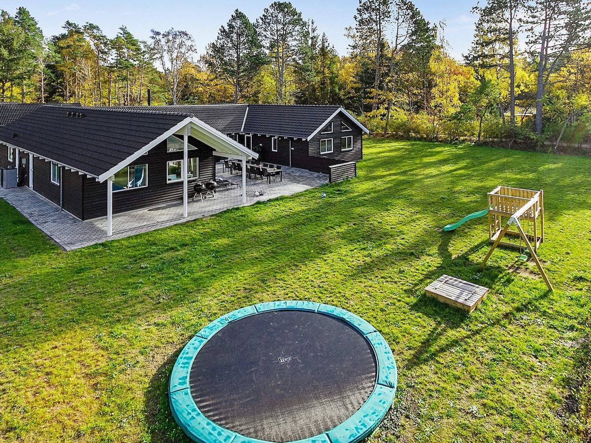 Ruim vakantiehuis in Frederiksværk voor 20 personen met pool en sauna in Frederiksværk